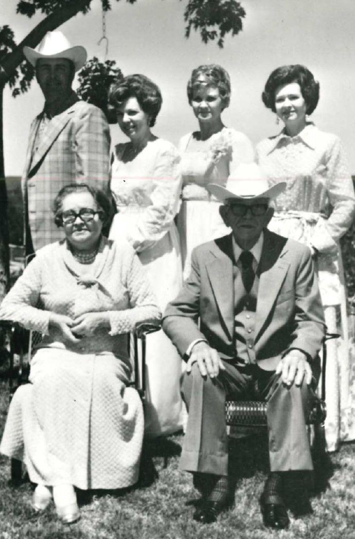 Mac Coalson with Jonnie Coalson Crum, Margie Coalson Grissom, Alleen Coalson Stringer, Gladys Burgin Coalson and J.A. Teen Coalson